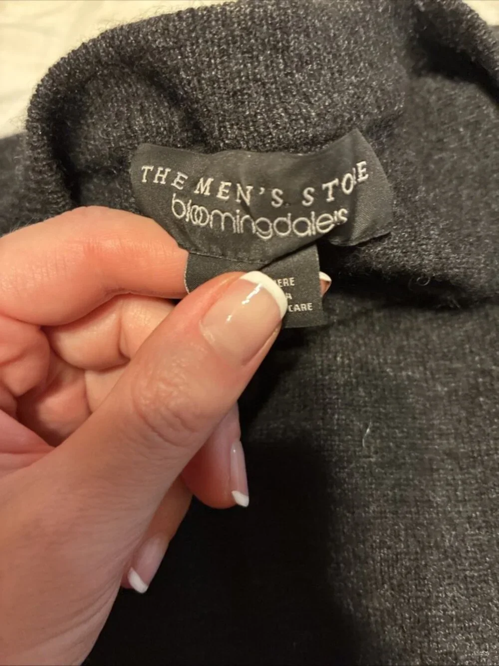 Bloomingdale’s 100% Cashmere Charcoal Gray Crew Neck Sweater Men’s Small
